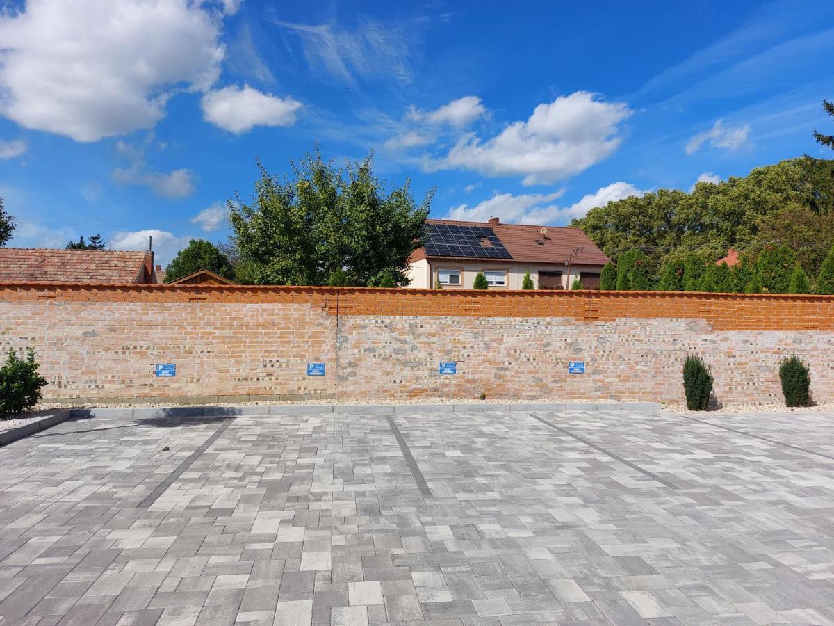 Linden Apartman 107 Glamour (Adults Only) Mosonmagyaróvár Екстериор снимка